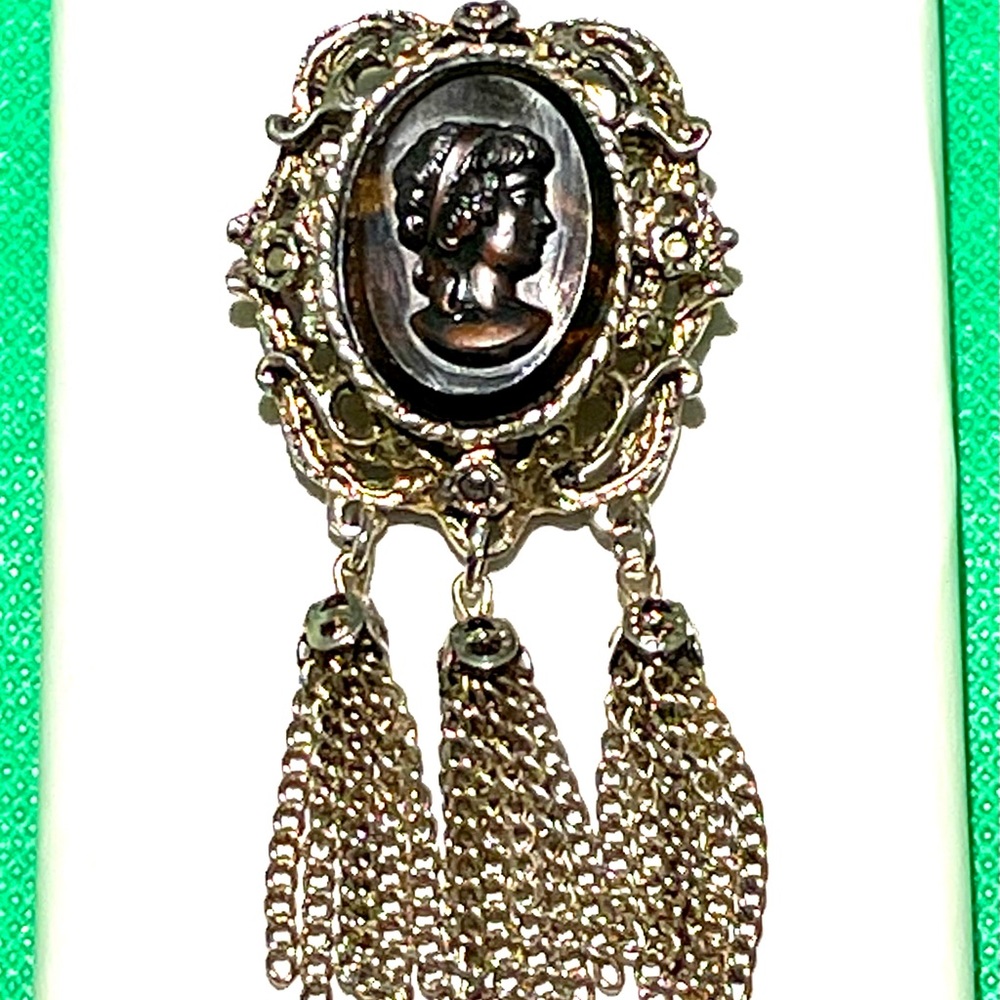 Vintage Cameo Brooch